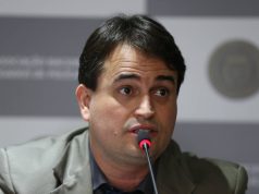 Rodrigo de Melo Teixeira, ex-diretor de Polícia Administrativa da PF, sério, falando em microfone