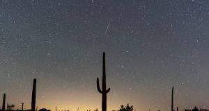 Parte da chuva de meteoros Geminídeas próximo à fronteira entre EUA e México, à noite