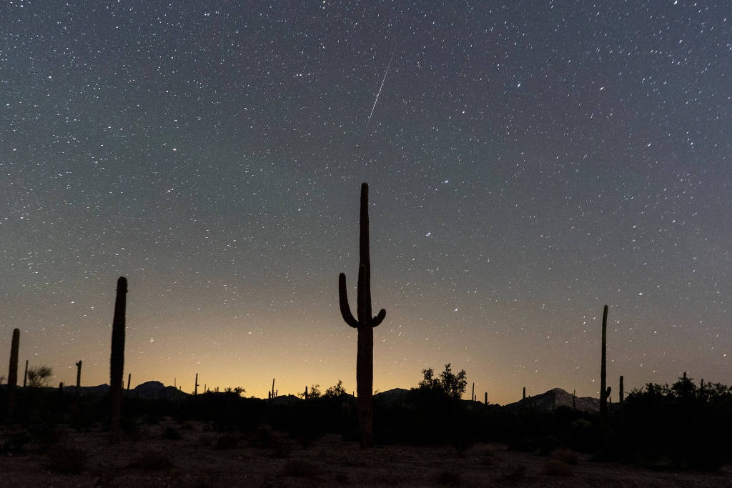 Parte da chuva de meteoros Geminídeas próximo à fronteira entre EUA e México, à noite