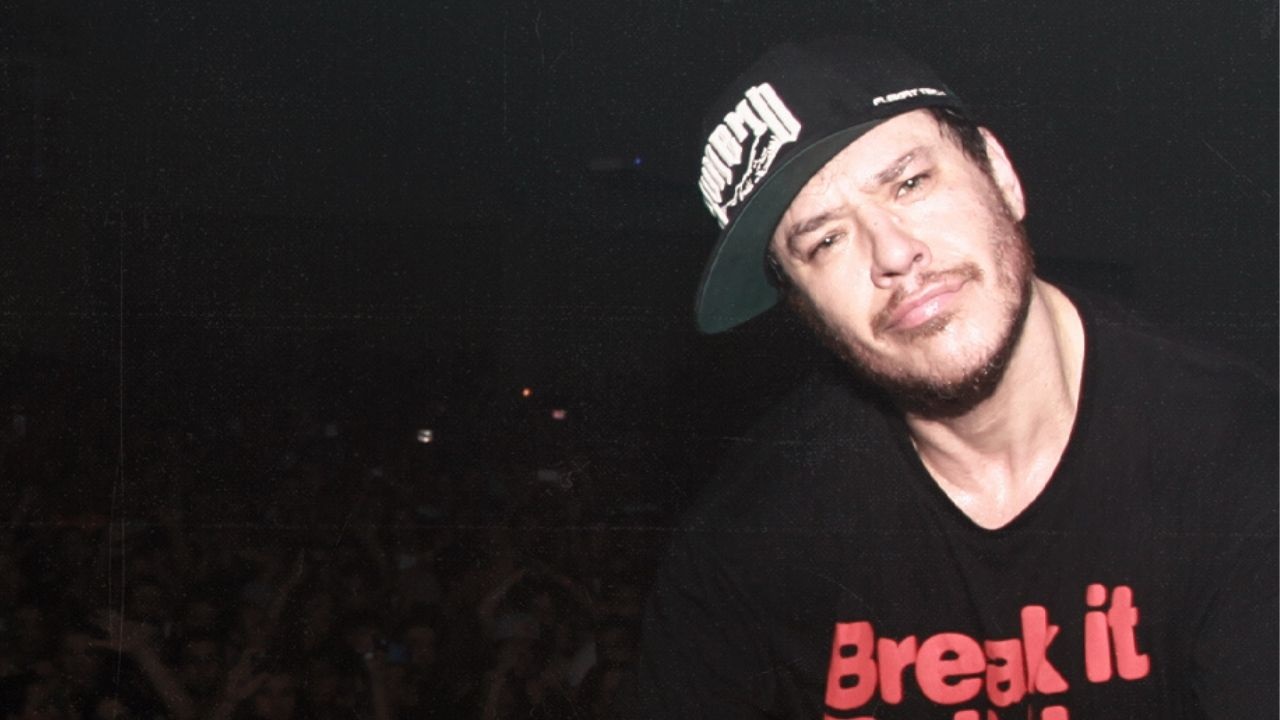 Chorão de camiseta e boné pretos, no canto direito de foto