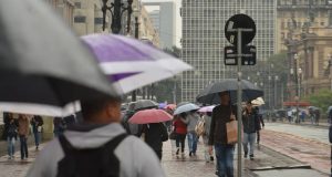 Pessoas andando com guarda-chuva em São Paulo