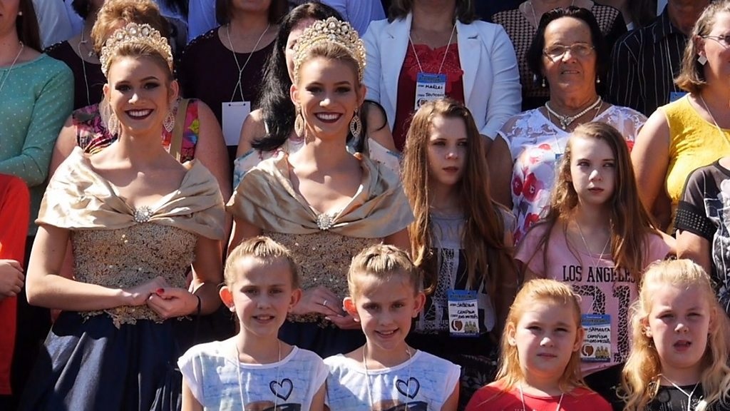 Gêmeos posando para foto em Cândido Godói