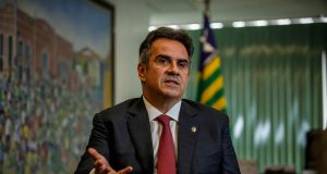 Ciro Nogueira falando e gesticulando