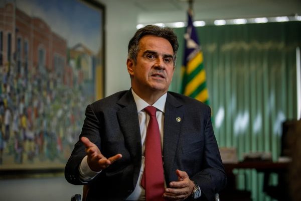 Ciro Nogueira falando e gesticulando