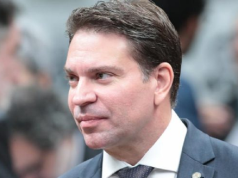 deputado federal Alexandre Ramagem (PL-RJ) sério, sem olhar para a câmera, de perfil
