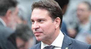 deputado federal Alexandre Ramagem (PL-RJ) sério, sem olhar para a câmera, de perfil