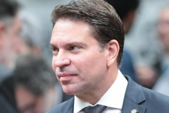 deputado federal Alexandre Ramagem (PL-RJ) sério, sem olhar para a câmera, de perfil