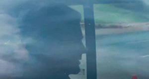 dono do Banco Master, Daniel Vorcaro, de perfil, dentro de carro