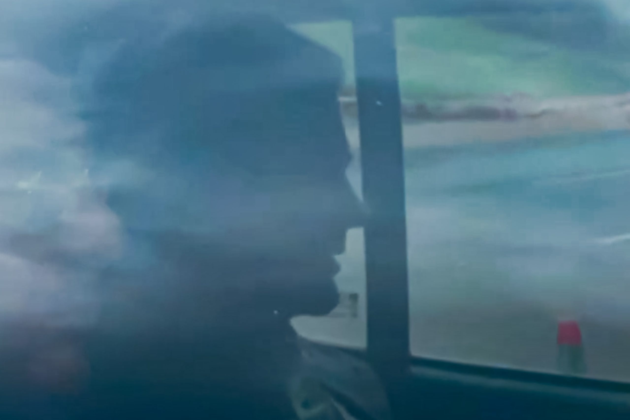 dono do Banco Master, Daniel Vorcaro, de perfil, dentro de carro