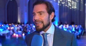 Daniel Vorcaro falando, sem olhar para a câmera, vestindo roupa social