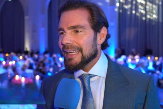 Daniel Vorcaro falando, sem olhar para a câmera, vestindo roupa social