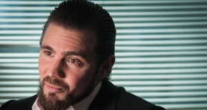 banqueiro Daniel Vorcaro em close, falando, sério, sem olhar para a câmera