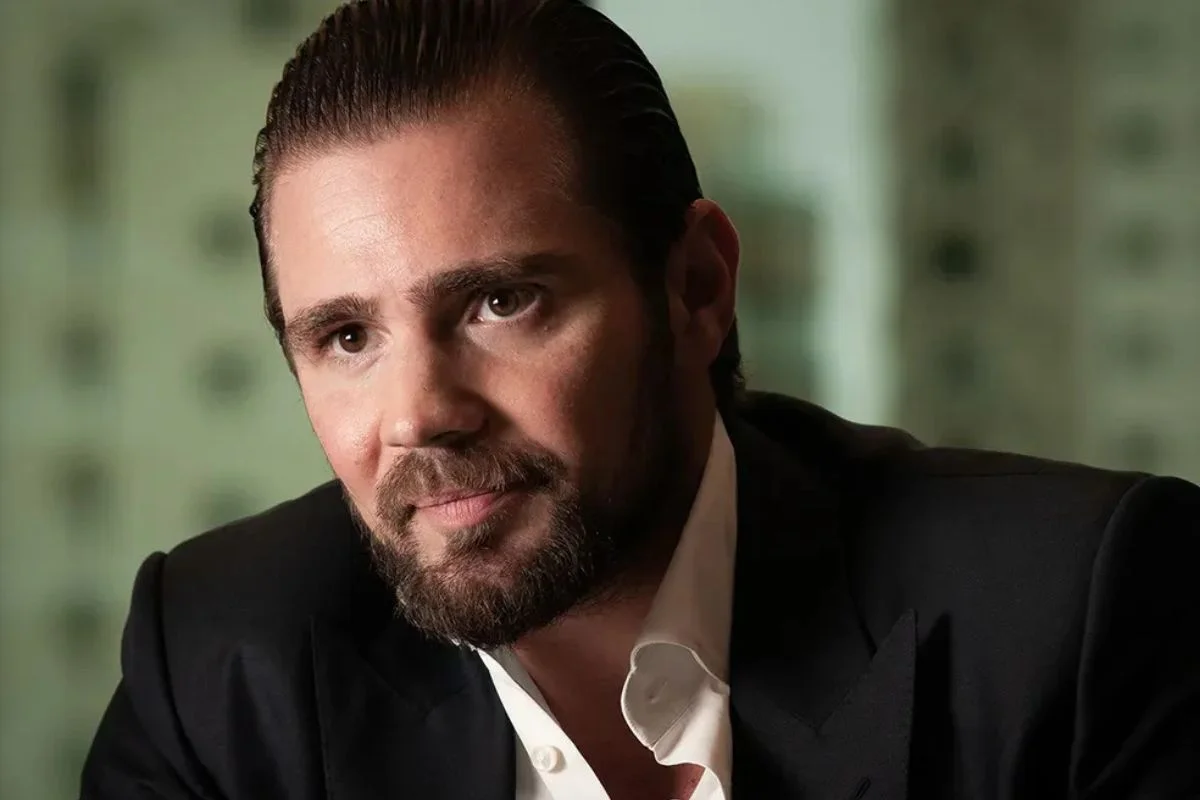 Daniel Vorcaro em close, sério,sem olhar para a câmera