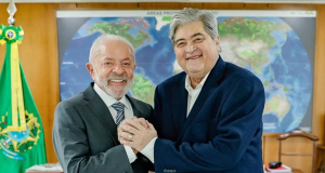 Lula e José Luiz Datena sorrindo em aperto de mãos