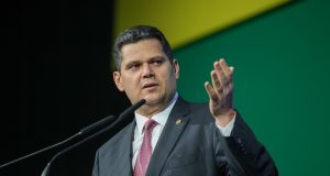 presidente do Senado, Davi Alcolumbre, falando e gesticulando, sério