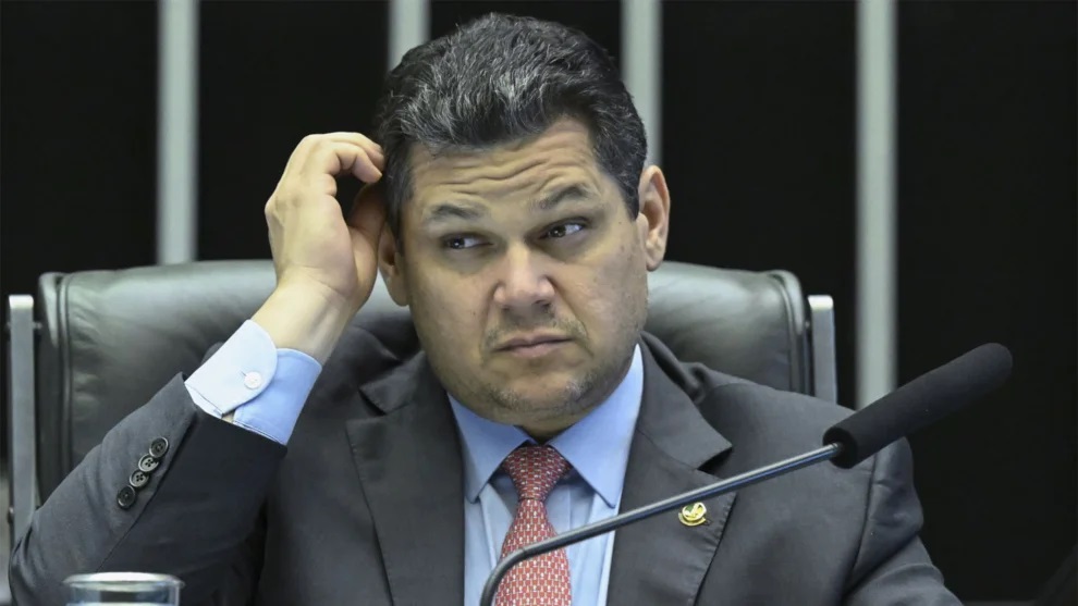 Davi Alcolumbre (União Brasil-AP) sério, olhando para o lado e coçando a cabeça