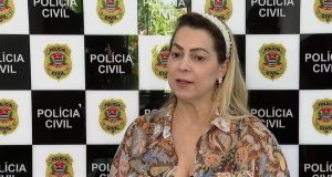 A delegada Michela Ragazzi, da Delegacia de Defesa da Mulher (DDM) de Ribeirão Preto (SP), falando, séria, sem olhar para a câmera