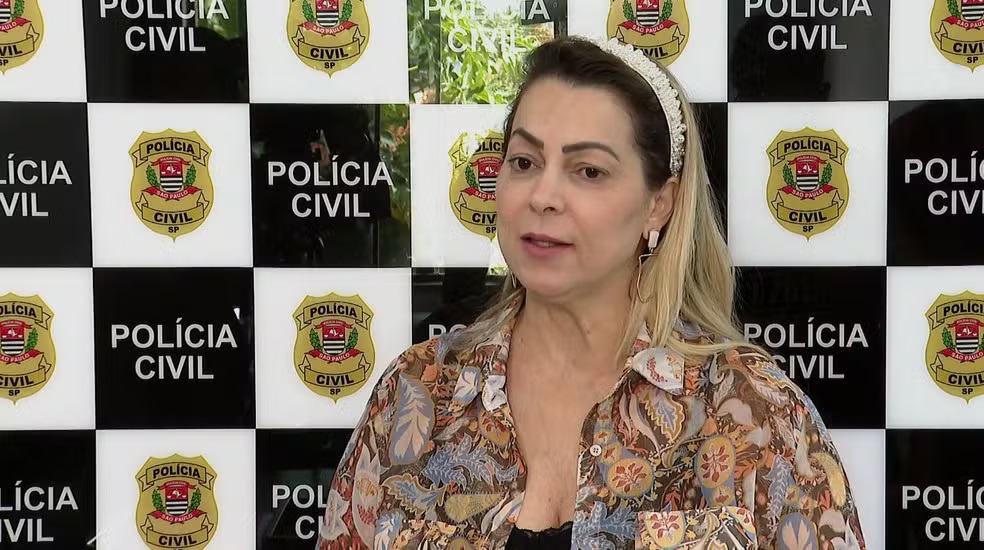 A delegada Michela Ragazzi, da Delegacia de Defesa da Mulher (DDM) de Ribeirão Preto (SP), falando, séria, sem olhar para a câmera
