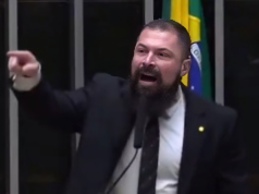 deputado federal Paulo Bilynskyj (PL-SP) falando e apontando