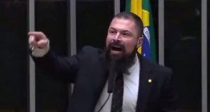 deputado federal Paulo Bilynskyj (PL-SP) falando e apontando