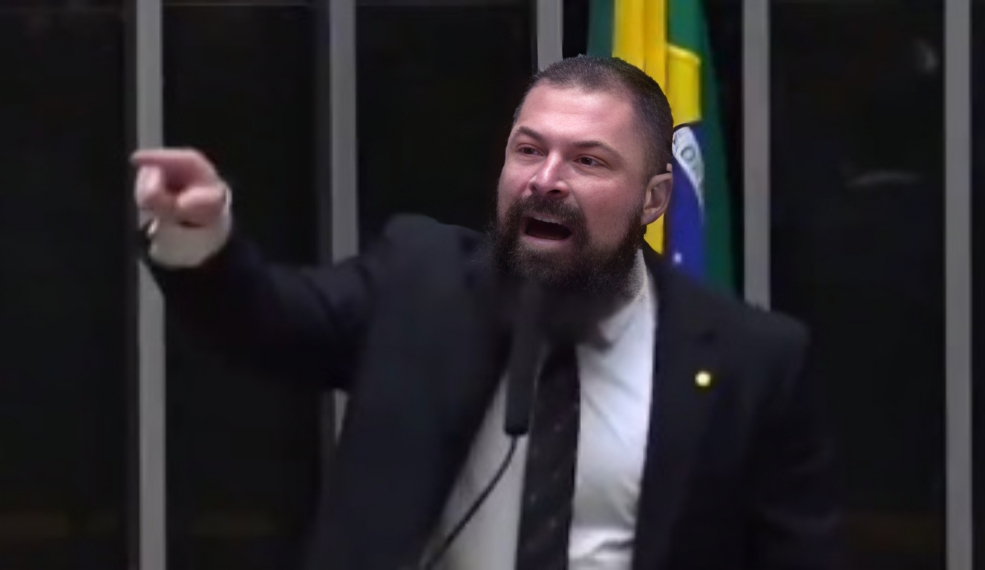 deputado federal Paulo Bilynskyj (PL-SP) falando e apontando