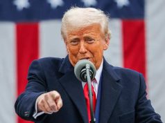 presidente Donald Trump apontando pra frente