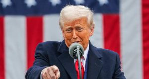 presidente Donald Trump apontando pra frente