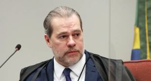 O ministro do Supremo Tribunal Federal, Dias Toffoli, sério, olhando para o lado