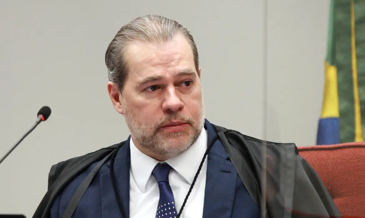 O ministro do Supremo Tribunal Federal, Dias Toffoli, sério, olhando para o lado