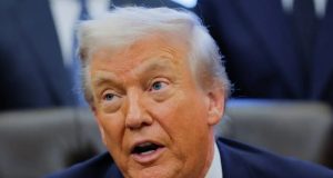 O presidente americano, Donald Trump, falando, sério