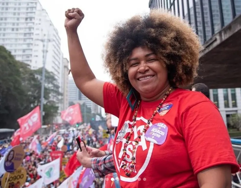 A deputada estadual de São Paulo Ediane Maria (PSOL) de camisa vermelha, sorrindo e comemorando