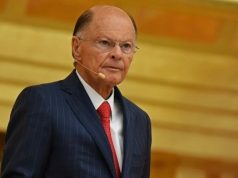 Edir Macedo sério, de roupa social e óculos de grau, sem olhar para a câmera