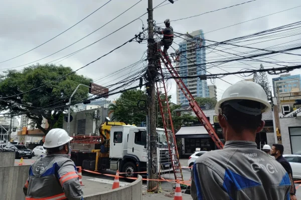 "Porcaria": Enel é detonada por deixar 1,3 milhão de casas sem luz em SP