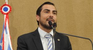 O ex-deputado estadual Marcell Moraes (PSDB-BA) de roupa social, falando em microfone sem olhar para a câmera