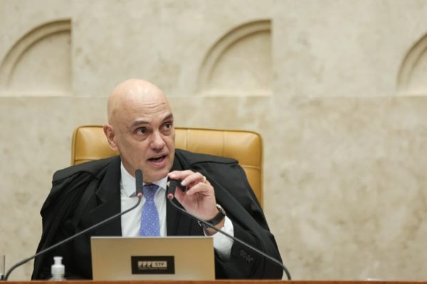 Benefícios dados a Bolsonaro não existem para 384.586 presos no Brasil, diz Moraes