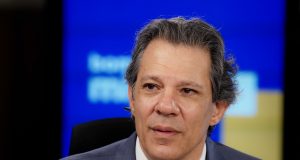 Fernando Haddad sério, olhando para o lado