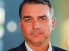 Flávio Bolsonaro em close, sério, sem olhar para a câmera