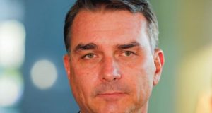 Flávio Bolsonaro em close, sério, sem olhar para a câmera