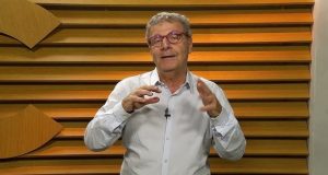 O vereador Nabil Bonduki (PT) falando e gesticulando para a câmera