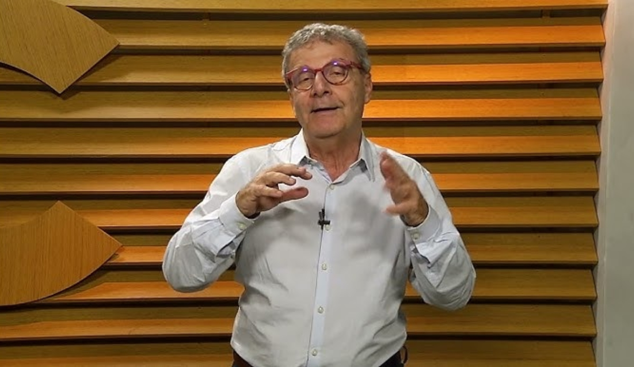 O vereador Nabil Bonduki (PT) falando e gesticulando para a câmera