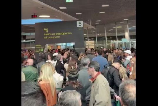 Passageiros na fila da imigração no aeroporto de Lisboa