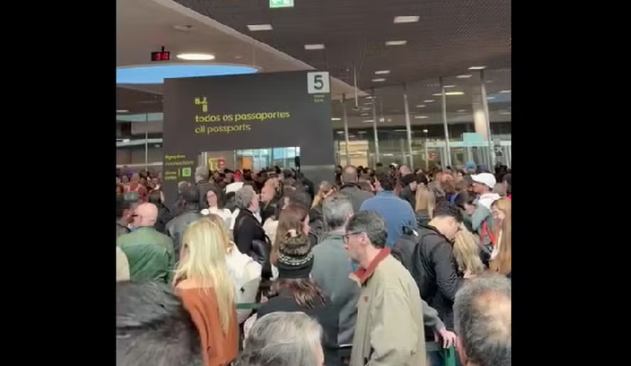 Passageiros na fila da imigração no aeroporto de Lisboa