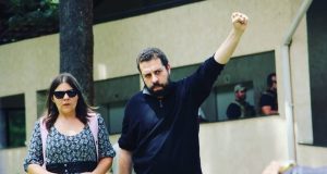 Natalia Szermeta Boulos e o marido, o ministro Guilherme Boulos (Secretaria-Geral da Presidência), sérios, caminhando lado a lado