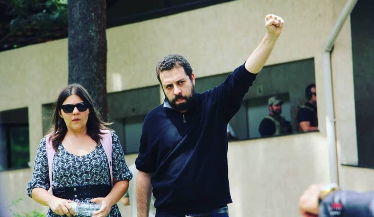 Natalia Szermeta Boulos e o marido, o ministro Guilherme Boulos (Secretaria-Geral da Presidência), sérios, caminhando lado a lado