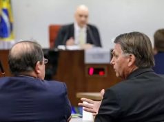 Bolsonaro com advogado diante de Alexandre de Moraes em interrogatório da ação sobre a tentativa de golpe