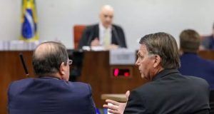 Bolsonaro com advogado diante de Alexandre de Moraes em interrogatório da ação sobre a tentativa de golpe