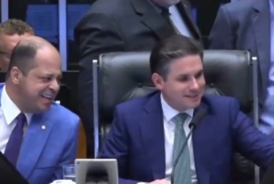 presidente da Câmara dos Deputados, Hugo Motta (Republicanos), rindo