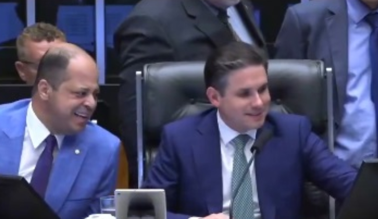 presidente da Câmara dos Deputados, Hugo Motta (Republicanos), rindo