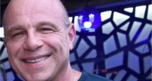 desembargador federal Macário Júdice Neto sorrindo, em close, no canto esquerdo de foto