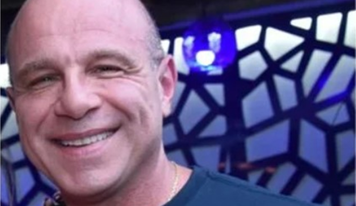 desembargador federal Macário Júdice Neto sorrindo, em close, no canto esquerdo de foto